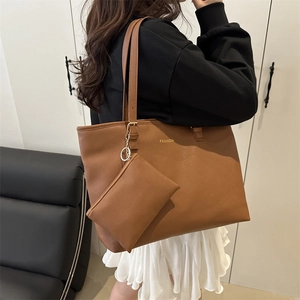 Grand sac cabas marron minimaliste avec logo et pochette assortie porté par mannequin