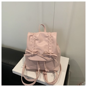 Detailansicht hellrosa Mini-Rucksack mit Doppelschleifen und Kordelzugverschluss