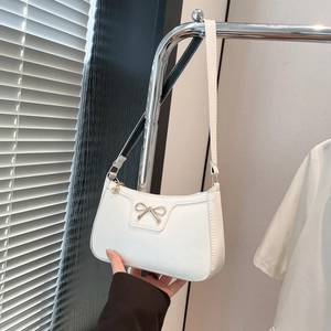 Détail du sac hobo blanc en PU avec boucle nœud doré et pendentif fleur de zip
