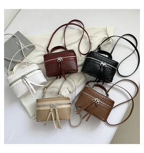 Vue détaillée de sacs à main tissés en cinq couleurs avec des fermetures éclair à franges