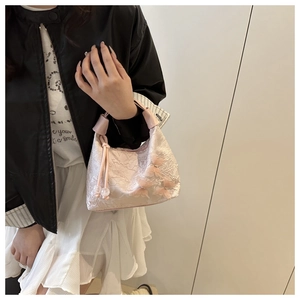 Dettaglio della borsa ricamata rosa con eleganti fiocchi in mesh tridimensionali
