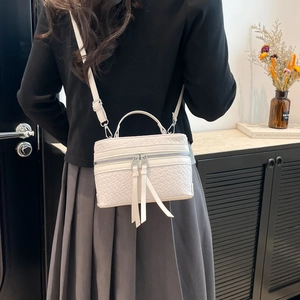 Sac bandoulière blanc tressé avec double fermeture éclair et glands en cuir chic