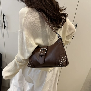 Borsa sottobraccio in pelle marrone scuro retrò con borchie e fibbia in metallo