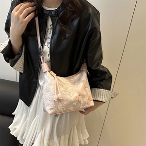 Borsa a tracolla in pizzo rosa con farfalle 3D e decorazioni di perline sulla modella