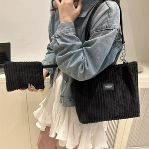 Black corduroy tote bag set with chain strap and leather label for daily fashion use