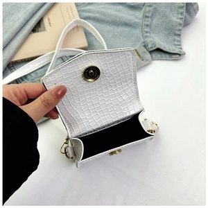 Dettaglio mini borsa a tracolla bianca effetto coccodrillo con chiusura magnetica dorata