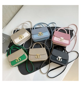 Vue à plat de sacs à bandoulière de luxe en six couleurs avec texture tissée et fermoirs