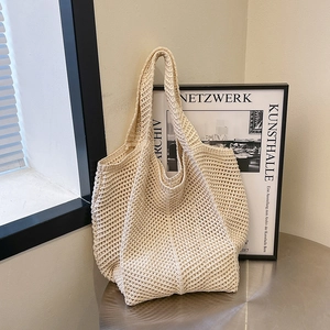 Sac fourre-tout beige au crochet avec motif en maille ajourée pour l'été et le voyage