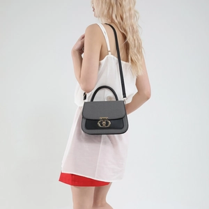Petit sac carré rétro bicolore gris et noir avec boucle en métal doré chic