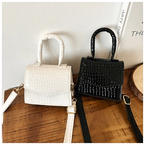 Dettaglio borsa elegante in pelle PU con trama a coccodrillo e finiture metalliche dorate