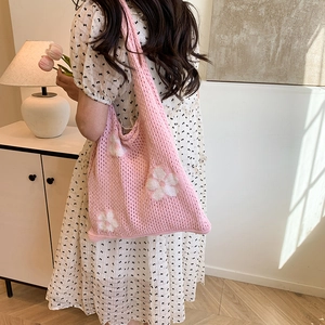 Sac fourre-tout chic en crochet rose avec motifs de fleurs blanches pour l'été