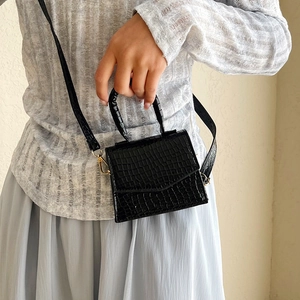 Elegante borsa a mano mini nera con motivo a coccodrillo e tracolla da donna moderna