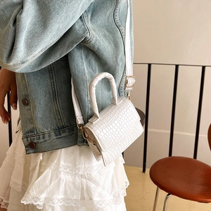 Mini borsa a tracolla bianca in pelle di coccodrillo con finiture dorate e manico fisso