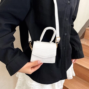 Elegante borsa a mano bianca con trama a coccodrillo, dettagli dorati e tracolla da donna