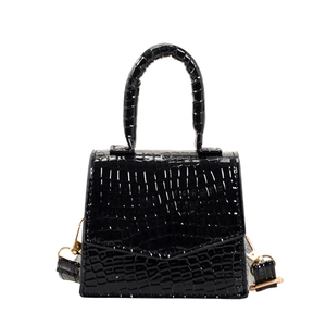 Elegante borsa a mano trapezoidale nera con stampa coccodrillo e dettagli dorati