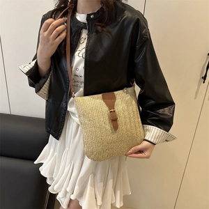 Bolso tote minimalista de paja tejida con correa de cuero marrón y detalles modernos