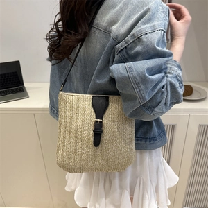 Bolso tote de paja tejida con correa de cuero negro para estilo casual de verano