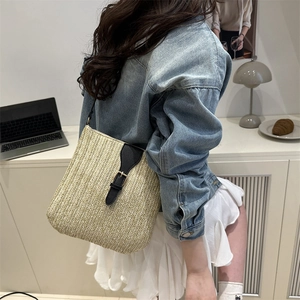 Bolso tote de paja con hebilla de cuero negro y textura en forma de V al hombro
