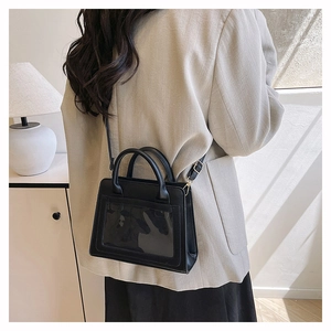 Détail d'un sac ita noir avec fenêtre transparente en PVC et bandoulière réglable