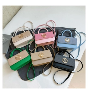 Collection de sacs carrés colorés avec texture tissée et logo M doré en vue détaillée