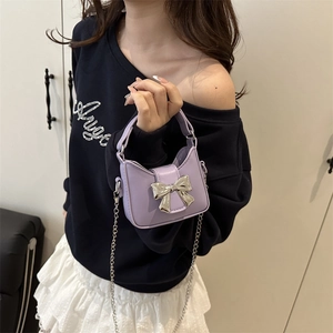 Mini sac bandoulière lavande avec nœud en métal argenté et fine chaîne d'épaule