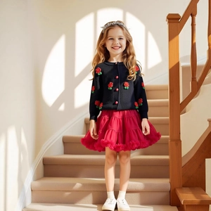 Detailansicht der schwarzen Mädchen-Strickjacke mit 3D-Rosen und rotem Tutu-Netzrock