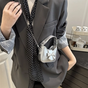 Mini sac à main argenté avec nœud élégant et bandoulière chaîne pour porté croisé
