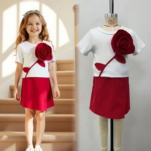 Detail von Mädchen Sommerset mit 3D-Rose weißes T-Shirt und rotem Hosenrock