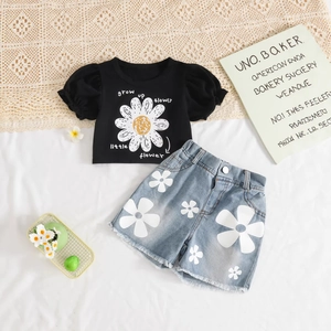 Détail du t-shirt marguerite noir pour fille et short en jean à fleurs blanches