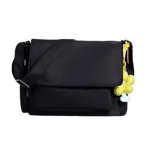 Sac fourre-tout minimaliste en nylon noir avec bandoulière réglable et breloque fleur jaune