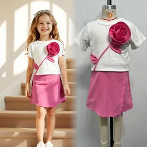 Detailansicht weißes T-Shirt mit 3D-Rose und passendem rosa Lagenrock für Mädchen