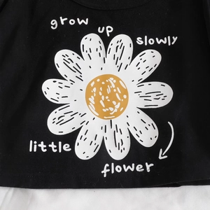 Détail de l'imprimé marguerite et texte 'grow up slowly' sur t-shirt noir pour filles