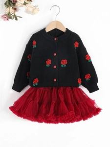 Mädchen Strickjacke mit roten Häkelrosen und rotem Tutu-Rock als zweiteiliges Set