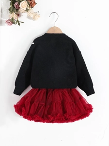Detailansicht Mädchen-Set aus schwarzem Strickpullover und rotem Tüll-Tutu-Rock