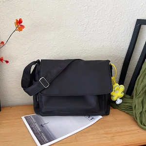 Sac Bandoulière Femme en Nylon Grande Capacité Imperméable Sac Messager Décontracté Avec Charme de Fleur Pour École Navettage