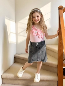 Ensemble d'été fille avec top rose à fleurs 3D et short en denim gris délavé