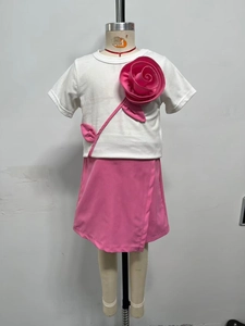Detailansicht Mädchen-Sommeroutfit mit 3D-Rose auf weißem T-Shirt und passendem Rock