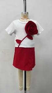 Detailaufnahme des weißen Baumwoll-T-Shirts für Mädchen mit großer 3D-Rose Applikation
