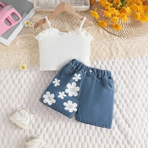 Detail von weißem Rüschen-Top und Denim-Shorts mit Blumendruck für Mädchen