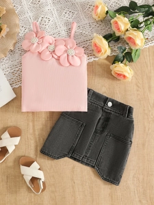 Ensemble d'été fille avec débardeur rose à fleurs et jupe en jean noir délavé