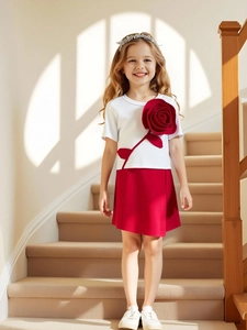 Mädchen Sommerset mit weißem 3D-Blumen-T-Shirt und rotem A-Linien-Rock