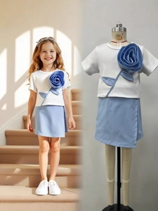 Mädchen Sommer-Zweiteiler mit weißem 3D-Blumen-T-Shirt und hellblauem Rock-Outfit