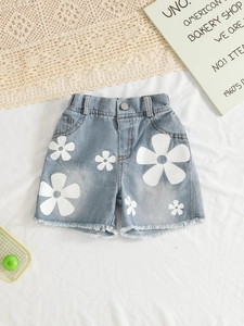 Short en jean bleu clair pour filles avec imprimé marguerite et ourlet effiloché