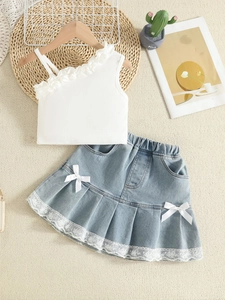 Ensemble été fille avec top à volants asymétrique et jupe en jean plissée à dentelle