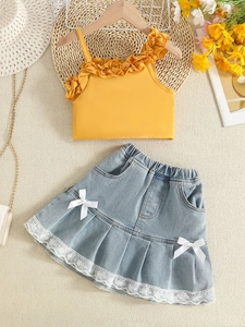 Ensemble d'été fille avec débardeur jaune à volants et jupe en jean plissée dentelle