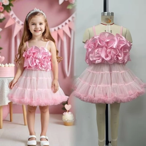 Detail von rosa Tutu-Kleid mit 3D-Blumenapplikationen und geschichtetem Tüllrock