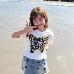 Détail du t-shirt papillon blanc et jupe en jean avec motifs de cœur pour filles