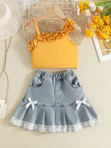 Ensemble d'été pour fille avec haut asymétrique jaune et jupe en jean dentelle