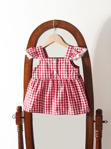 Haut à carreaux vichy rouge pour bébé avec manches à dentelle et taille plissée