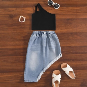 Ensemble haut noir asymétrique et jupe en jean asymétrique pour fille sur bois